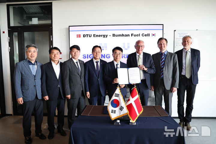 [창원=뉴시스] 17일(현지시각) 오전 덴마크 코펜하겐시에 있는 덴마크공과대학교(DTU) 에너지연구소에서 정영식(왼쪽 다섯번째) 범한그룹 회장이 쇠렌 린데로트 덴마크공대 에너지연구소장과 '그린수소 생산 기술 개발을 위한 국제공동연구 협력 양해각서'를 체결한 후 기념촬영하고 있다. (사진=경남도 제공) 2025.06.17. photo@newsis.com