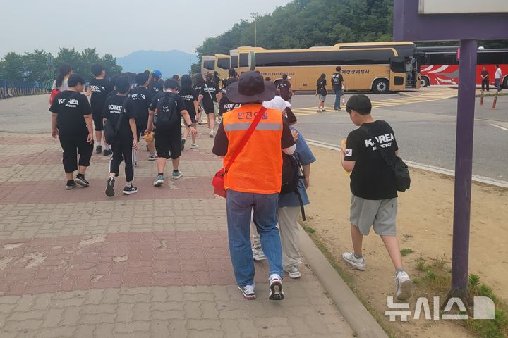 [인천=뉴시스] 안전요원으로 시범 투입된 퇴직 소방공무원이 현장체험학습 중인 초등학생들과 이동하고 있다. (사진=인천소방본부 제공) 2025.06.17. photo@newsis.com