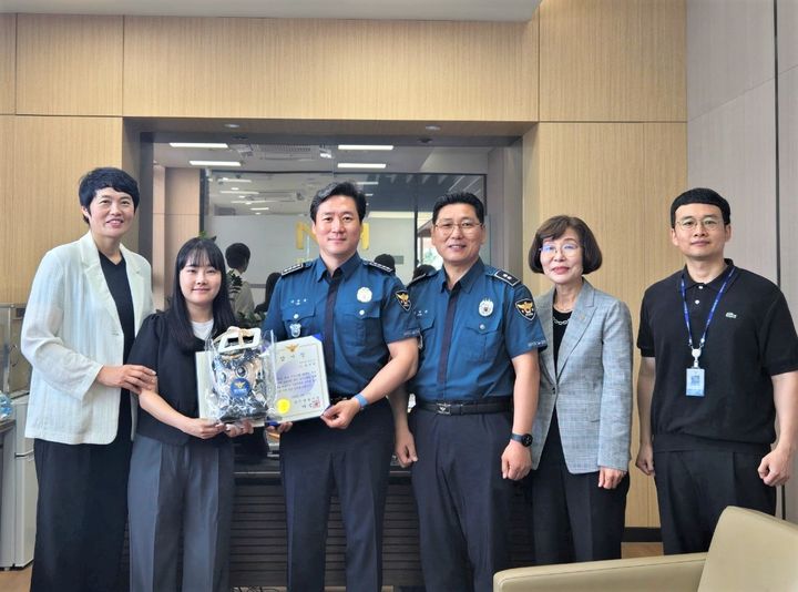 [당진=뉴시스] 이승용 당진경찰서장이 17일 당진 송악농협 중흥지점을 방문헤 전화금융사기 피해 예방에 기여한 최서희 중흥지점 계장에게 감사장을 건넨 후 관계자들과 기념 사진을 찍고 있다. 구본정 지점장(왼쪽부터), 최 계장, 이 서장, 장남규 송악지구대장, 구본임 상임이사, 윤홍규 피싱범죄수사팀장. (사진=당진경찰서 제공) 2025.06.17. photo@newsis.com *재판매 및 DB 금지