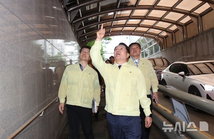 [안양=뉴시스] 최대호 경기 안양시장이 연현지하차도 천정 등을 점검하고 있다. (사진=안양시 제공) 2025.06.17. photo@newsis.com