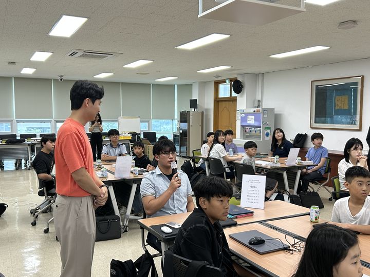 [통영=뉴시스] 신정철 기자= 통영학생의회 제1회 정례회 및 리더십 연수가 17일 오후 통영시내 초·중·고등학교 학생회장단 및 지도교사 등 60여 명이 참석한 가운데 통영교육지원청 3층 늘해랑실에서 성황리에 개최됐다.(사진=통영교육지원청 제공).2025.06.17. photo@newsis.com *재판매 및 DB 금지