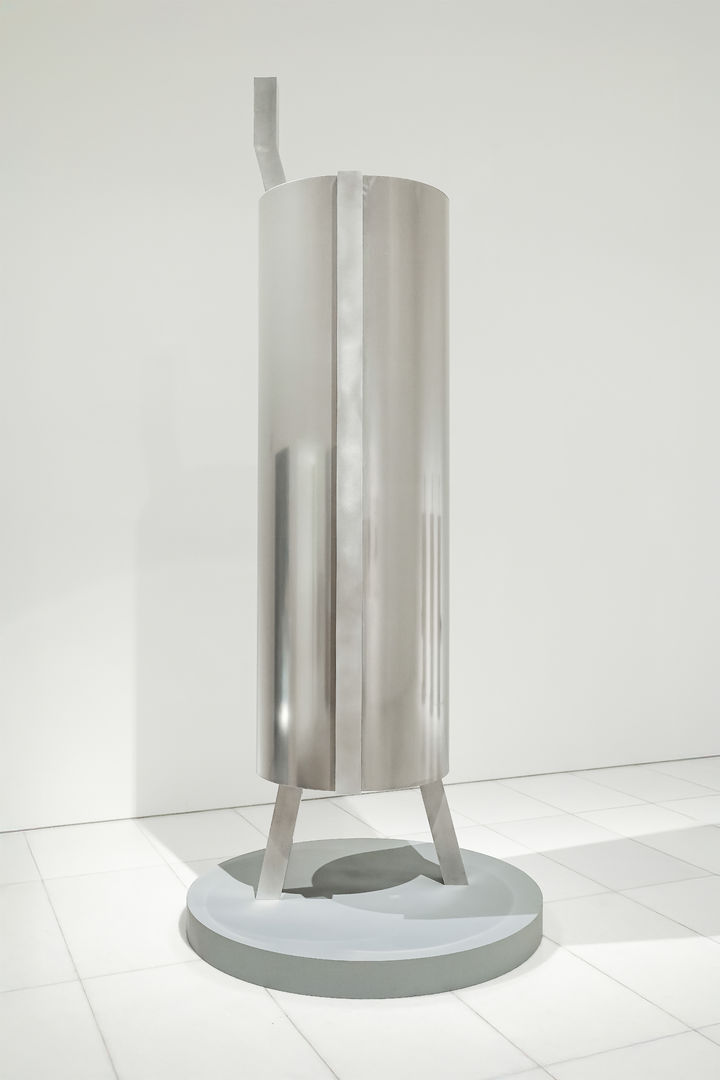 엄태정, 낯선자의 은신처 티틴의 은빛 베일-철인은 하늘을 걷는다, 2025, Aluminum, 92x88x350(h)cm (2) (1) *재판매 및 DB 금지