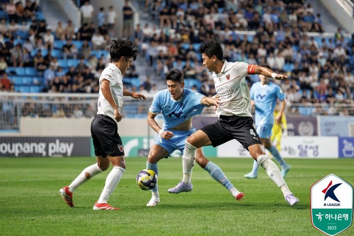[서울=뉴시스] 프로축구 K리그1 대구FC의 정치인, 포항 스틸러스의 전민광. (사진=한국프로축구연맹 제공) *재판매 및 DB 금지