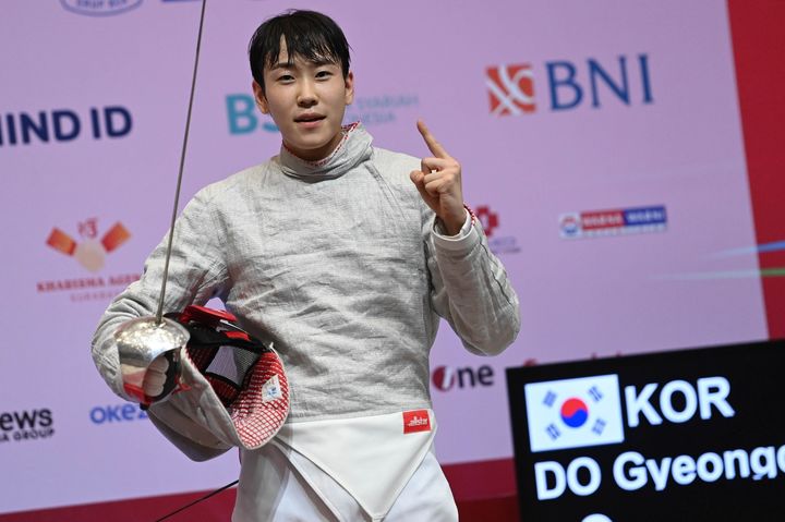 [서울=뉴시스]펜싱 사브르 도경동, 아시아선수권 개인전 우승. (사진=국제펜싱협회 소셜미디어 캡처) 2025.06.17. photo@newsis.com *재판매 및 DB 금지