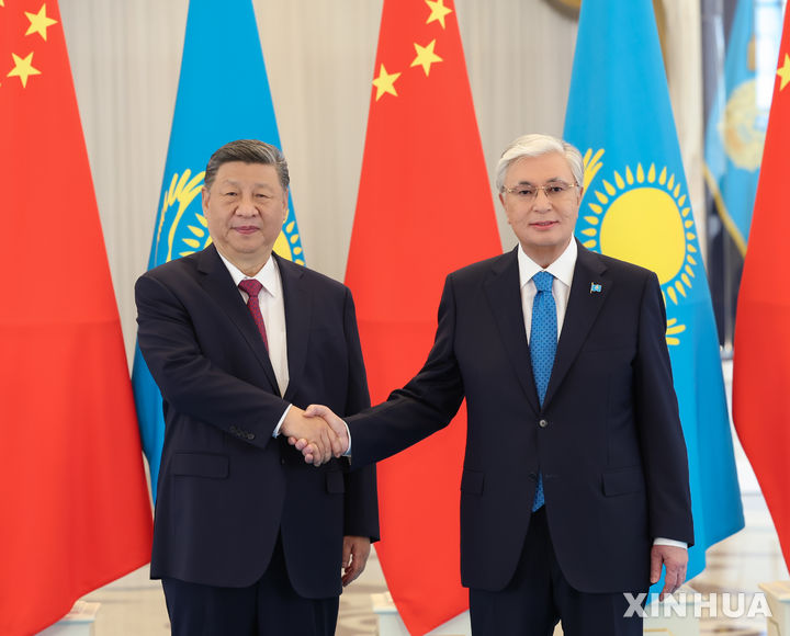 [아스타나=신화/뉴시스] 시진핑(왼쪽) 중국 국가주석과 카심-조바르트 토카예프 카자흐스탄 대통령이 16일(현지 시간) 아스타나에서 회담 전 악수하고 있다. 아스타나에서 열리는 제2회 중국-중앙아시아 5개국 정상회의에 참석한 시 주석은 “고품질의 일대일로 공동 건설을 통해 양국 협력의 질적 향상과 업그레이드를 촉진하고 국경 간 철도 프로젝트 건설 등을 통해 상호 연결성을 높여야 한다”라고 말했다. 2025.06.17.