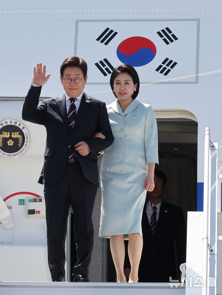 [캘거리 =뉴시스] 최진석 기자 = 주요 7개국(G7) 정상회의에 참석하는 이재명 대통령이 16일(현지 시간) 캐나다 앨버타주 캘거리국제공항에 도착해 김혜경 여사와 공군 1호기에서 내리며 인사를 하고 있다. 2025.06.17. myjs@newsis.com