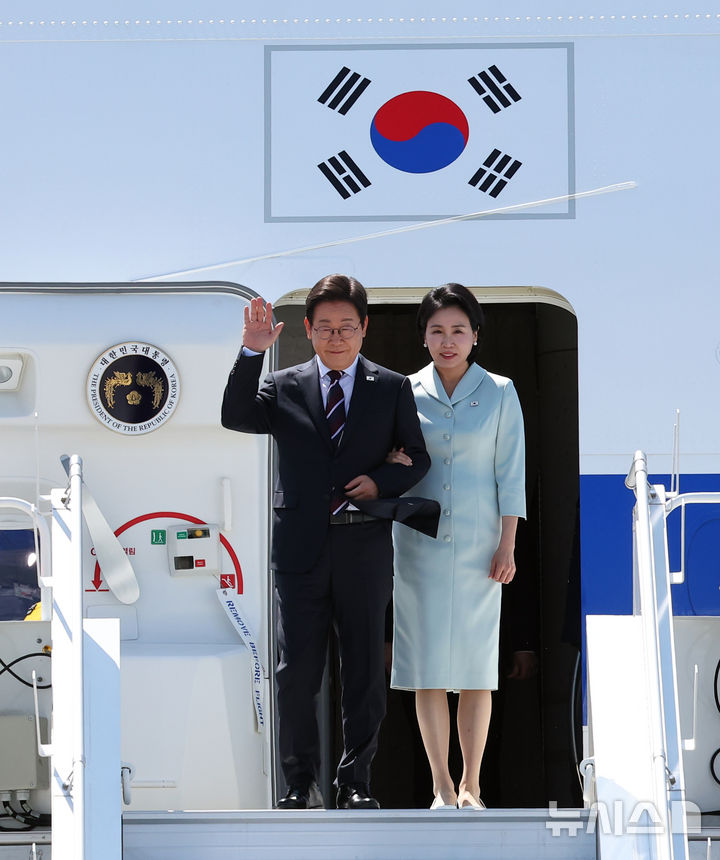 G7 열리는 캐나다 도착한 이재명 대통령 1박3일 '첫 순방' 돌입