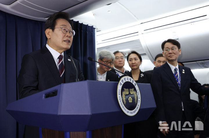 [캘거리=뉴시스] 최진석 기자 = 이재명 대통령이 16일(현지 시간) 주요 7개국(G7) 정상회의 참석을 위해 캐나다 앨버타주 캘거리로 향하는 공군 1호기에서 기자간담회를 하고 있다. 2025.06.17. myjs@newsis.com
