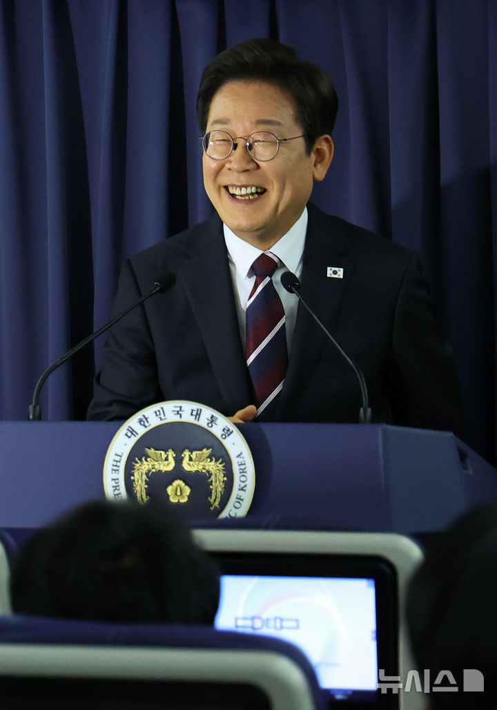 [캘거리=뉴시스] 최진석 기자 = 이재명 대통령이 16일(현지 시간) 주요 7개국(G7) 정상회의 참석을 위해 캐나다 앨버타주 캘거리로 향하는 공군 1호기에서 기자간담회를 하고 있다. 2025.06.17. myjs@newsis.com