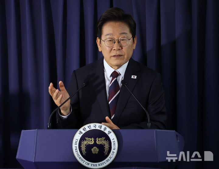[캘거리=뉴시스] 최진석 기자 = 이재명 대통령이 16일(현지 시간) 주요 7개국(G7) 정상회의 참석을 위해 캐나다 앨버타주 캘거리로 향하는 공군 1호기에서 기자간담회를 하고 있다. 2025.06.17. myjs@newsis.com