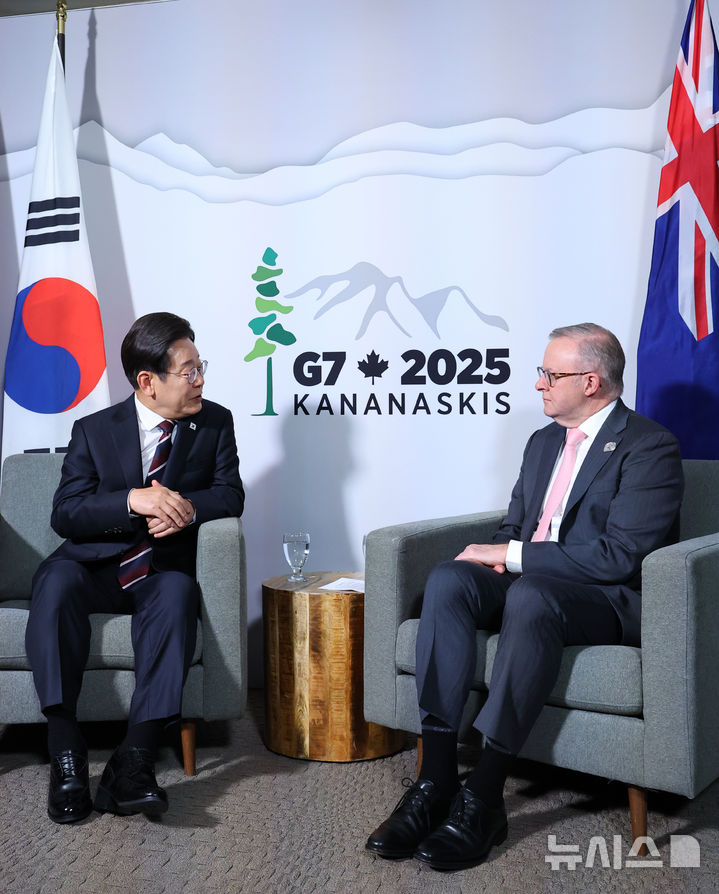 [캘거리=뉴시스] 최진석 기자 = 주요 7개국(G7) 정상회의 참석차 캐나다를 방문한 이재명 대통령이 16일(현지 시간) 캘거리 한 호텔에서 앤서니 앨버니지 호주 총리와 한-호주 정상회담을 하고 있다. 2025.06.17. myjs@newsis.com