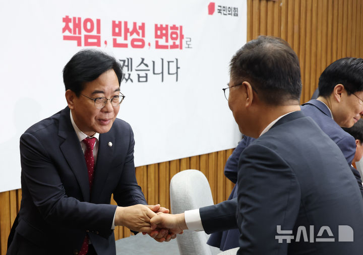 [서울=뉴시스] 고승민 기자 = 송언석 국민의힘 원내대표가 17일 서울 여의도 국회에서 열린 원내대책회의에서 시작 전 의원들과 인사하고 있다. 2025.06.17. kkssmm99@newsis.com