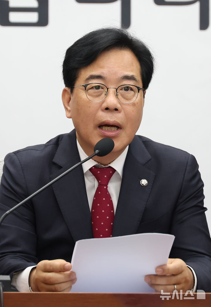 [서울=뉴시스] 고승민 기자 = 송언석 국민의힘 원내대표가 17일 서울 여의도 국회에서 열린 원내대책회의에서 발언하고 있다. 2025.06.17. kkssmm99@newsis.com