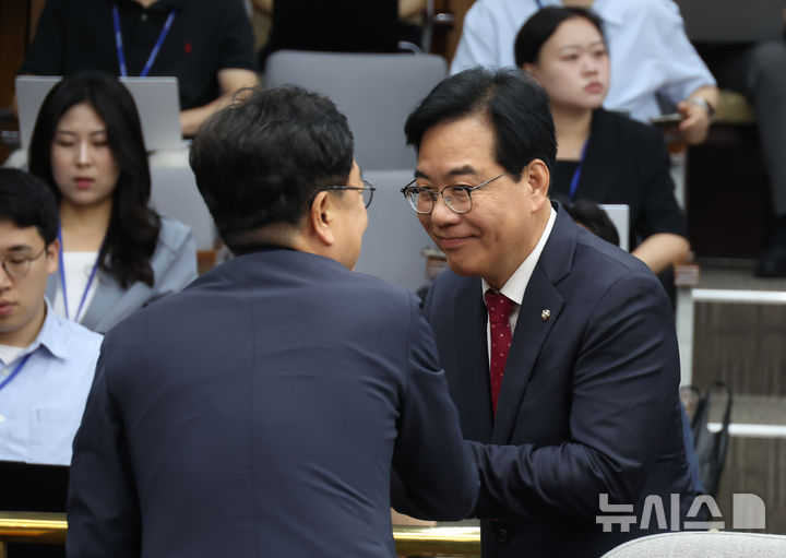 [서울=뉴시스] 고승민 기자 = 송언석 국민의힘 원내대표가 17일 서울 여의도 국회에서 열린 원내대책회의에서 시작 전 의원들과 인사하고 있다. 2025.06.17. kkssmm99@newsis.com