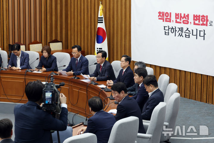[서울=뉴시스] 고승민 기자 = 송언석 국민의힘 원내대표가 17일 서울 여의도 국회에서 열린 원내대책회의에서 발언하고 있다. 2025.06.17. kkssmm99@newsis.com
