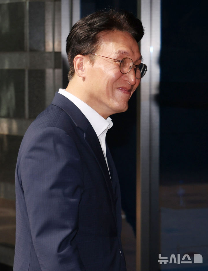 [서울=뉴시스] 추상철 기자 = 김민석 국무총리 후보자가 17일 오전 서울 종로구 금융감독원 연수원에 마련된 인사청문회 준비단 사무실로 출근하고 있다. 2025.06.17. scchoo@newsis.com