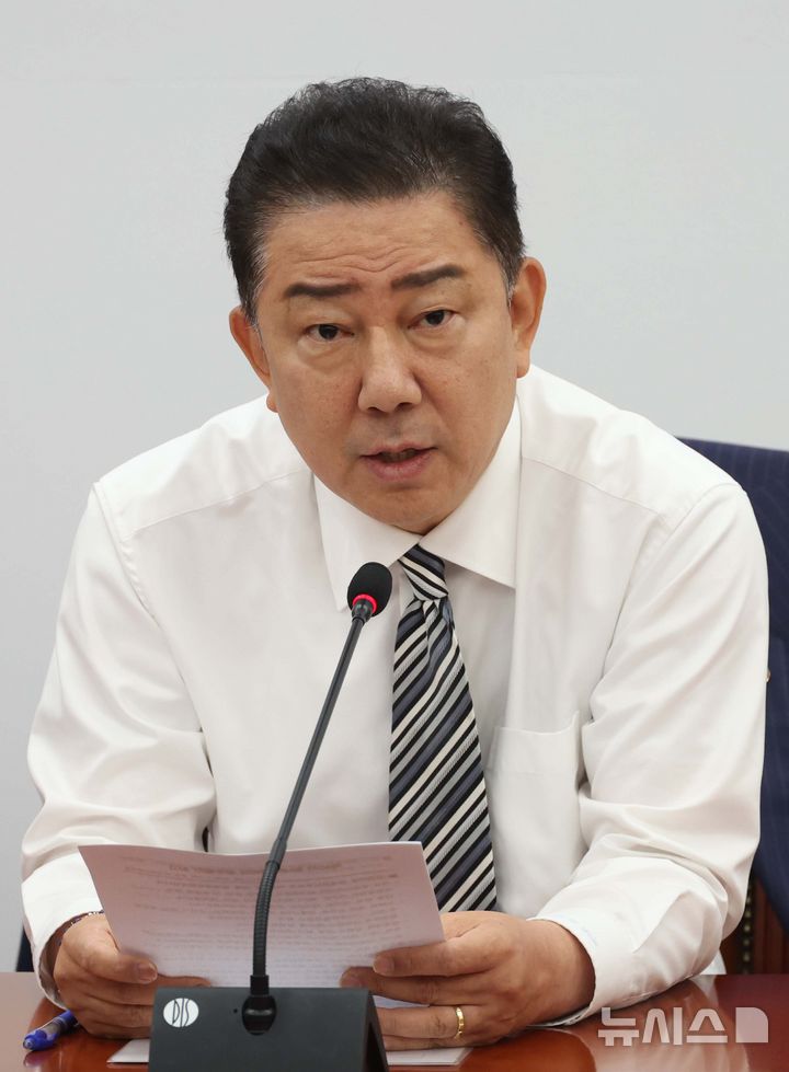 [서울=뉴시스] 조성봉 기자 = 김병기 더불어민주당 당대표 직무대행 겸 원내대표가 17일 오전 서울 여의도 국회에서 열린 원내대책회의에서 발언을 하고 있다. 2025.06.17. suncho21@newsis.com 