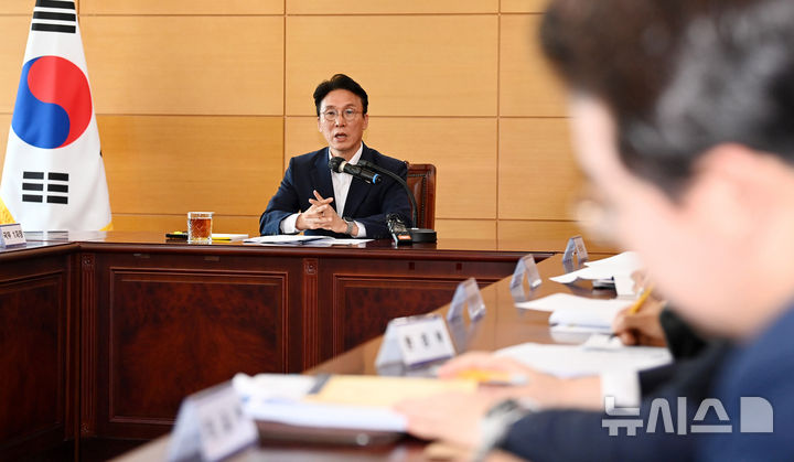 [서울=뉴시스] 추상철 기자 = 김민석 국무총리 후보자가 17일 오전 서울 종로구 금융감독원 연수원에 마련된 인사청문회 준비단 사무실에서 열린 사회분야 부처 업무보고에서 발언을 하고 있다. (공동취재) 2025.06.17. photo@newsis.com