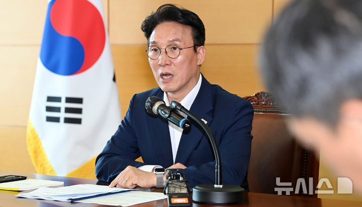 [서울=뉴시스] 추상철 기자 = 김민석 국무총리 후보자가 17일 오전 서울 종로구 금융감독원 연수원에 마련된 인사청문회 준비단 사무실에서 열린 사회분야 부처 업무보고에서 발언을 하고 있다. (공동취재) 2025.06.17. photo@newsis.com