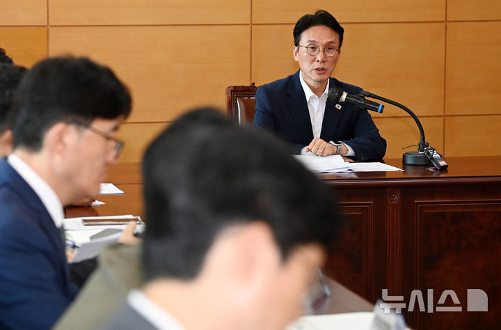 [서울=뉴시스] 추상철 기자 = 김민석 국무총리 후보자가 17일 오전 서울 종로구 금융감독원 연수원에 마련된 인사청문회 준비단 사무실에서 열린 사회분야 부처 업무보고에서 발언을 하고 있다. (공동취재) 2025.06.17. photo@newsis.com