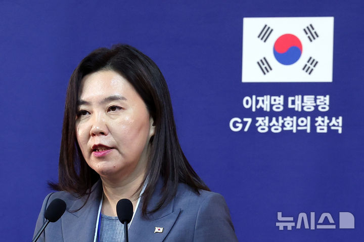 [캘거리=뉴시스] 최진석 기자 = 강유정 대변인이 16일(현지 시간) 캘거리 한 호텔에 차려진 프레스센터 내 중앙기자실에 이재명 대통령의 주요 7개국(G7) 정상회의 참석 관련 브리핑을 하고 있다. 2025.06.17. myjs@newsis.com
