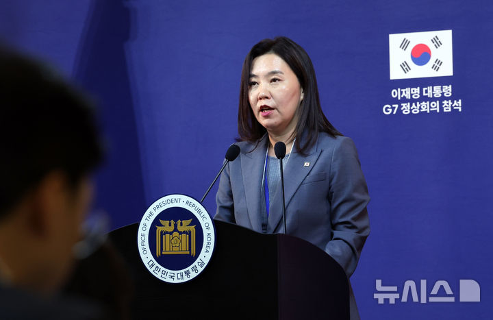 [캘거리=뉴시스] 최진석 기자 =&nbsp; 강유정 대변인이 16일(현지 시간) 캘거리 한 호텔에 차려진 프레스센터 내 중앙기자실에 이재명 대통령의 주요 7개국(G7) 정상회의 참석 관련 브리핑을 하고 있다. 2025.06.17. myjs@newsis.com