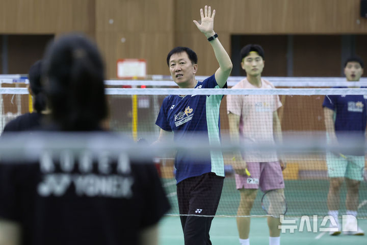 [진천=뉴시스] 조성우 기자 = 17일 충북 진천선수촌에서 열린 대한민국 배드민턴 국가대표팀 미디어데이에서 박주봉 감독이 선수들을 지도하고 있다. 2025.06.17. xconfind@newsis.com