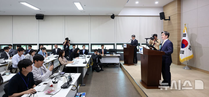 [과천=뉴시스] 김선웅 기자 = 오동운 고위공직자범죄수사처장이 17일 경기 과천시 정부과천청사 공수처에서 출입기자단과 간담회를 하고 있다. 2025.06.17. mangusta@newsis.com