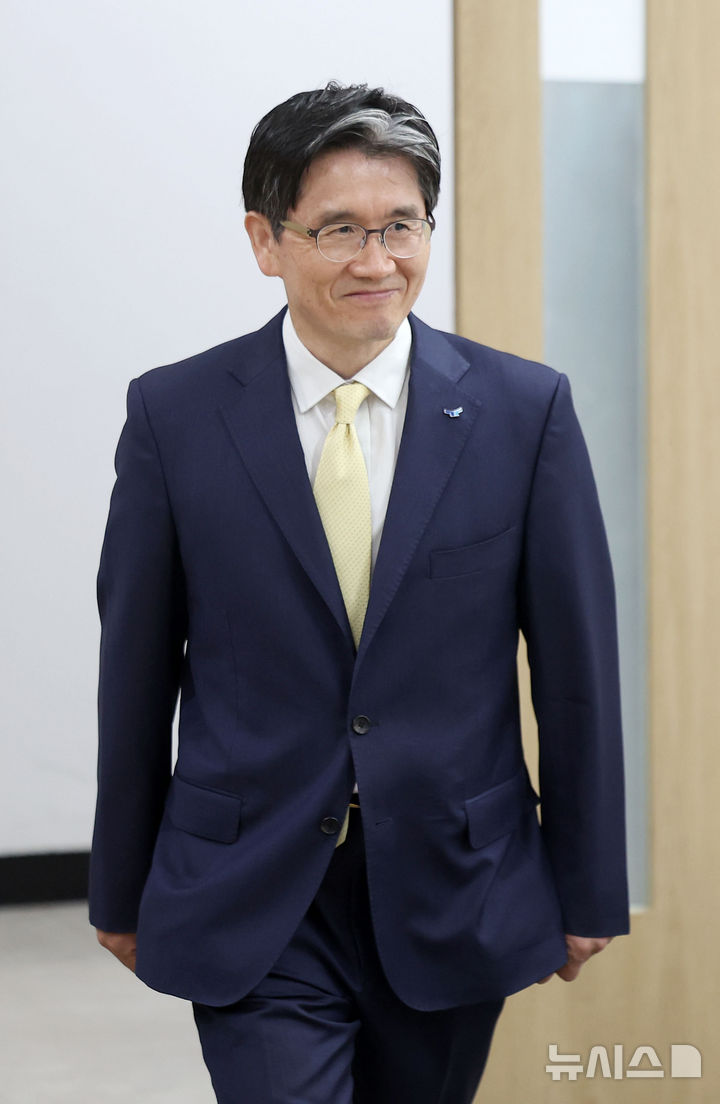 [과천=뉴시스] 김선웅 기자 = 오동운 고위공직자범죄수사처장이 17일 경기 과천시 정부과천청사 공수처에서 출입기자단 간담회를 하기 위해 장소로 입장하고 있다. 2025.06.17. mangusta@newsis.com