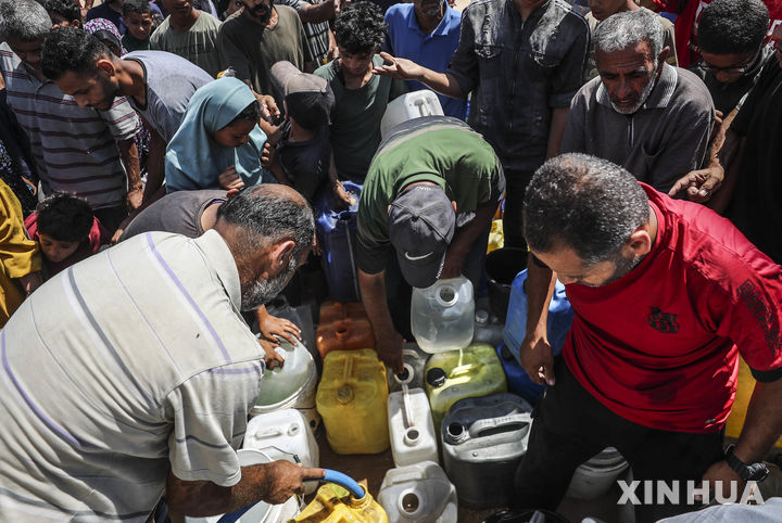[가자시티=신화/뉴시스] 스페인은 이스라엘 최대 교역상대인 유럽연합에게 이스라엘에 대한 회원국의 무기수출을 금지시켜 달라고 밝혔다. 사진은 6월16일 전쟁으로 물 부족 사태가 이어지고 있는 가자지구 가자시티 천막촌 근처에서 팔레스타인 피란민들이 식수를 받고 있는 광경. 2025.06.17.