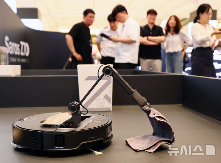 [서울=뉴시스] 박주성 기자 = 글로벌 스마트 홈 기업 로보락의 로봇청소기 'Saros Z70'(사로스 Z70). 사진은 기사 내용과 무관. 2025.06.17. park7691@newsis.com