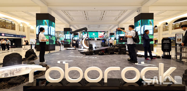 [서울=뉴시스] 박주성 기자 = 글로벌 스마트 홈 기업 로보락(Roborock)이 17일 서울 신세계백화점 강남점 센트럴시티 1층에 세계 최초로 5축 접이식 로봇 팔을 탑재한 로봇청소기 'Saros Z70'(사로스 Z70) 팝업스토어를 오픈하고 있다. 17일부터 29일까지 진행되는 이번 팝업스토어에서는 신제품 Saros Z70를 직접 체험하고 로보락의 기술을 느껴볼 수 있다. 2025.06.17. park7691@newsis.com