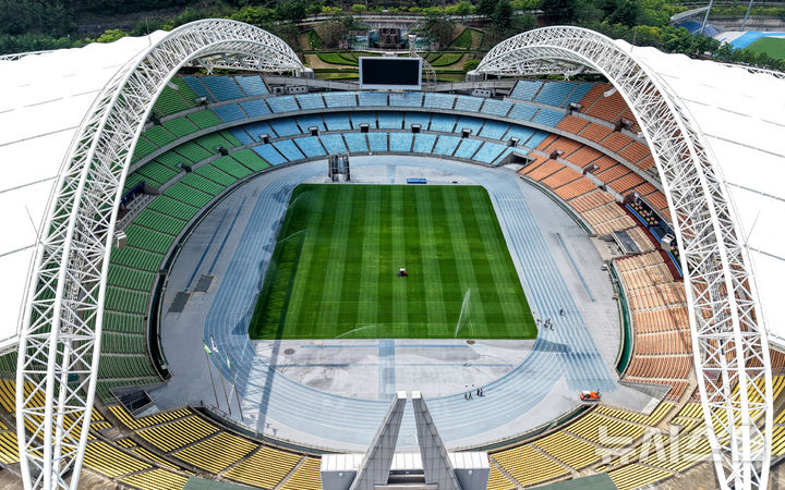 [대구=뉴시스] 이무열 기자 = 세계적인 축구 명문 구단 FC바르셀로나가 대구FC와의 친선경기를 위해 대구를 찾는다. 지난 6월17일 대구 수성구 대구스타디움 경기장에서 체육시설관리부 관계자들이 잔디 보수 작업을 하고 있다. 2025.06.17. lmy@newsis.com