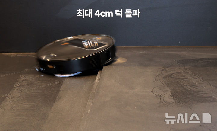 [서울=뉴시스] 박주성 기자 = 글로벌 스마트 홈 기업 로보락(Roborock)이 17일 서울 신세계백화점 강남점 센트럴시티 1층에 세계 최초로 5축 접이식 로봇 팔을 탑재한 로봇청소기 'Saros Z70'(사로스 Z70) 팝업스토어를 오픈하고 있다. 17일부터 29일까지 진행되는 이번 팝업스토어에서는 신제품 Saros Z70를 직접 체험하고 로보락의 기술을 느껴볼 수 있다. 2025.06.17. park7691@newsis.com