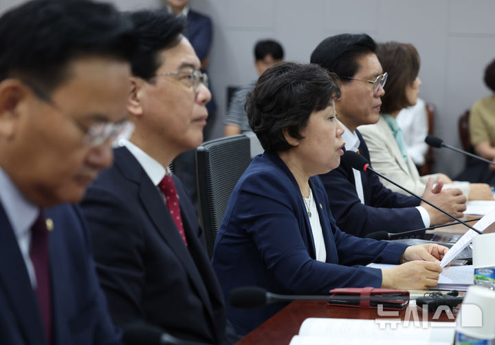 [서울=뉴시스] 김명년 기자 = 국회 법제사법위원회 소속 조배숙 국민의힘 의원이 17일 오전 서울 여의도 국회 의원회관 제2세미나실에서 열린 '검수완박 시즌2 : 검찰청 폐지 및 수사·기소 분리의 문제점' 세미나에서 발언하고 있다. 2025.06.17. kmn@newsis.com