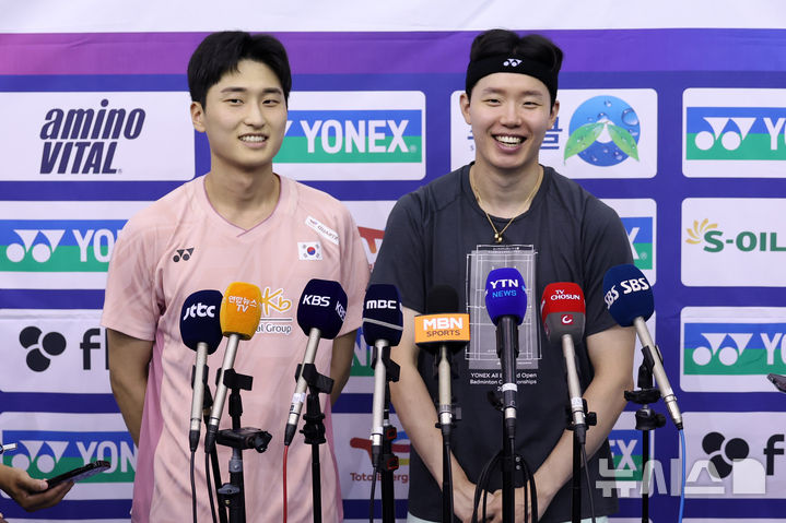 [진천=뉴시스] 조성우 기자 = 17일 충북 진천선수촌에서 열린 대한민국 배드민턴 국가대표팀 미디어데이에서 김원호(왼쪽), 서승재가 훈련을 마치고 인터뷰를 하고 있다. 2025.06.17. xconfind@newsis.com