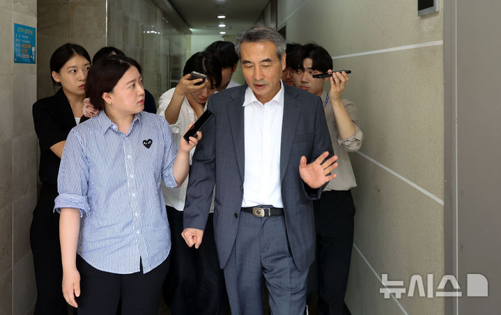 [서울=뉴시스] 김선웅 기자 = 김건희 여사에 대한 수사를 맡은 민중기 특별검사가 17일 서울 서초구 소재 법무법인 사무실을 나서며 취재진과 만나 질문에 답변하고 있다. 2025.06.17. mangusta@newsis.com