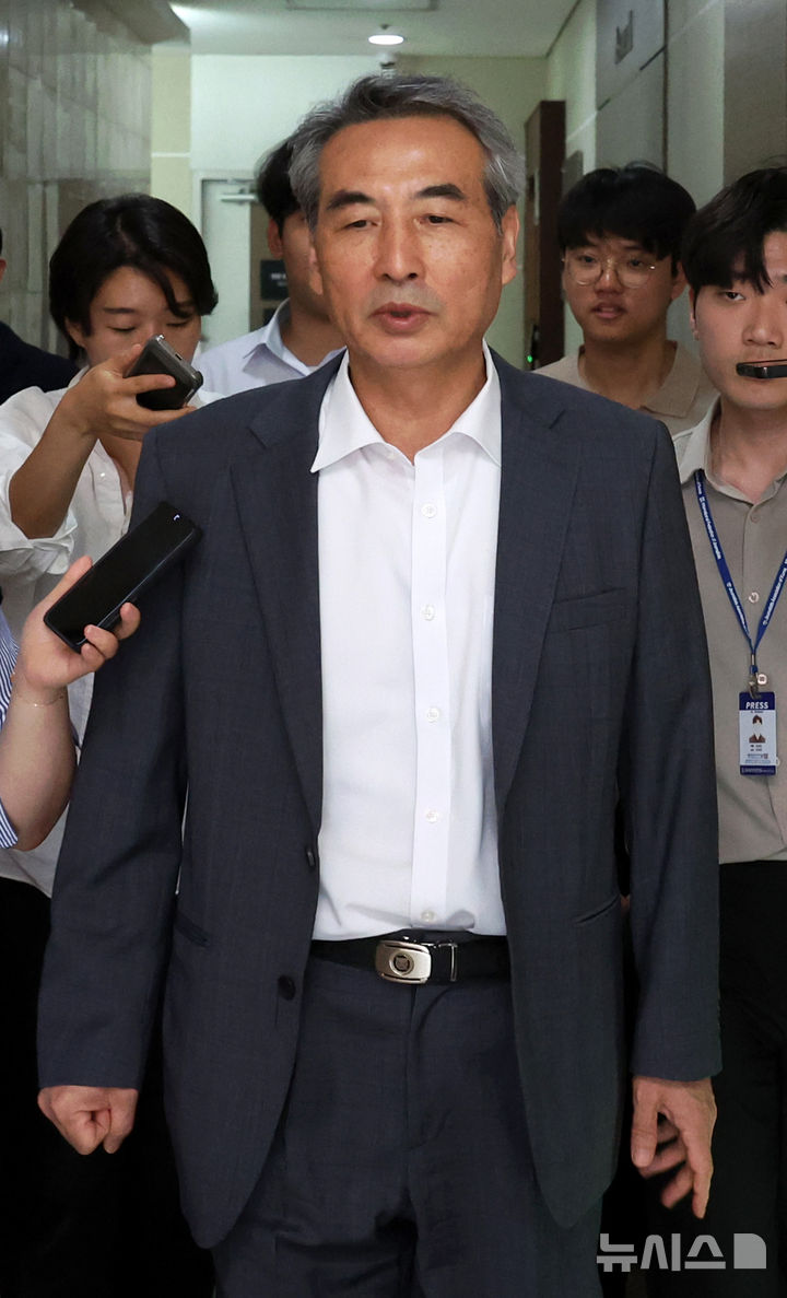 [서울=뉴시스] 김선웅 기자 = 김건희 여사에 대한 수사를 맡은 민중기 특별검사가 17일 서울 서초구 소재 법무법인 사무실을 나서며 취재진과 만나 질문에 답변하고 있다. 2025.06.17. mangusta@newsis.com
