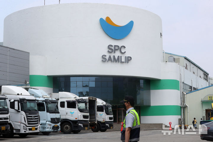 [시흥=뉴시스] 김혜진 기자 = 경기 시흥시 SPC 삼립 시화공장에 물류차량이 세워져 있다.2025.06.17. jini@newsis.com