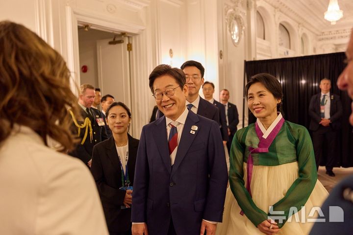 [캘거리=뉴시스] 최진석 기자 = 이재명 대통령과 부인 김혜경 여사가 16일(현지 시간) 캘거리 한 호텔에서 열린 다니엘 스미스 앨버타주 수상 주재 G7 초청국 리셉션에 참석하고 있다. (공동취재) 2025.06.17. myjs@newsis.com