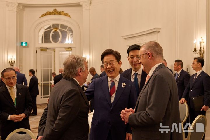[캘거리=뉴시스] 최진석 기자 = 이재명 대통령이 16일(현지 시간) 캘거리 한 호텔에서 열린 다니엘 스미스 앨버타주 수상 주재 G7 초청국 리셉션에 참석하고 있다. (공동취재) 2025.06.17. myjs@newsis.com