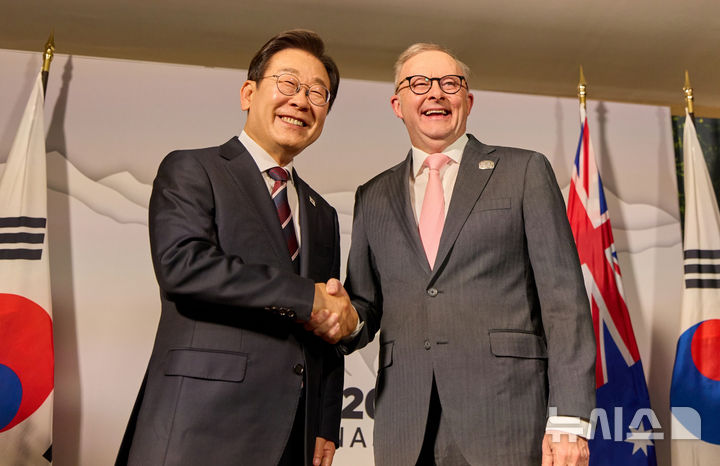 [캘거리=뉴시스] 최진석 기자 = 주요 7개국(G7) 정상회의 참석차 캐나다를 방문한 이재명 대통령이 6월16일 캘거리 한 호텔에서 앤서니 앨버니지 호주 총리(오른쪽)와 한-호주 정상회담에 앞서 악수하고 있다. 앨버니지 총리는 최근 이란대사를 추방하는 등 반유대주의 폭력 사주 책임을 물어 이란 관리들을 출국시켰다. 2025.08.27. 