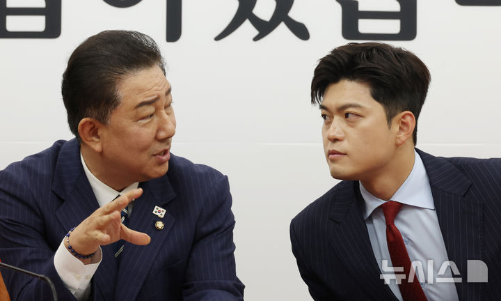 [서울=뉴시스] 고승민 기자 = 김병기 더불어민주당 원내대표와 김용태 국민의힘 비상대책위원장이 17일 서울 여의도 국회에서 만나 대화하고 있다. 2025.06.17. kkssmm99@newsis.com