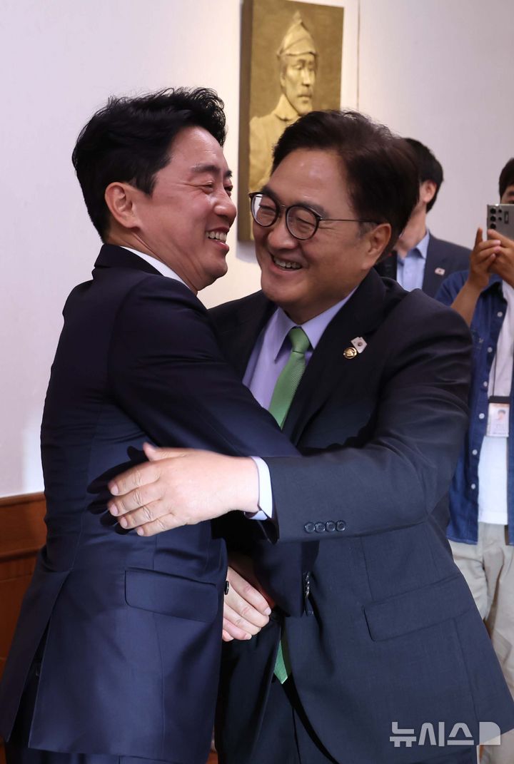 [서울=뉴시스] 고승민 기자 = 우원식 국회의장과 강훈식 대통령 비서실장이 17일 서울 여의도 국회에서 만나 인사하고 있다. 2025.06.17. kkssmm99@newsis.com