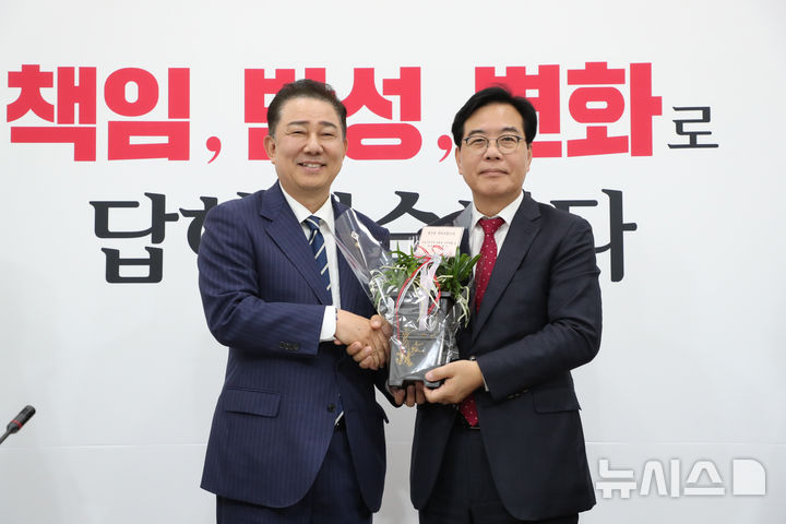 [서울=뉴시스] 김명년 기자 = 김병기(왼쪽) 더불어민주당 대표 직무대행 겸 원내대표가 17일 서울 여의도 국회에서 국민의힘 송언석 원내대표를 예방해 축하난을 전달 후 기념촬영하고 있다.(공동취재) 2025.06.17. photo@newsis.com