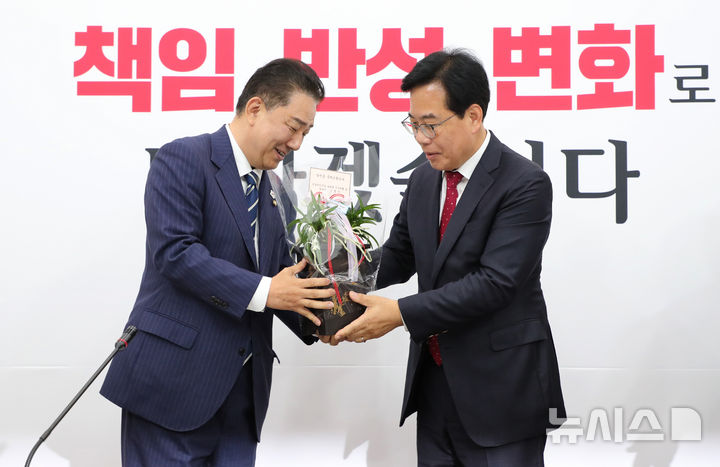 [서울=뉴시스] 김명년 기자 = 김병기(왼쪽) 더불어민주당 대표 직무대행 겸 원내대표가 17일 서울 여의도 국회에서 국민의힘 송언석 원내대표를 예방해 축하난을 전달하고 있다.(공동취재) 2025.06.17. photo@newsis.com