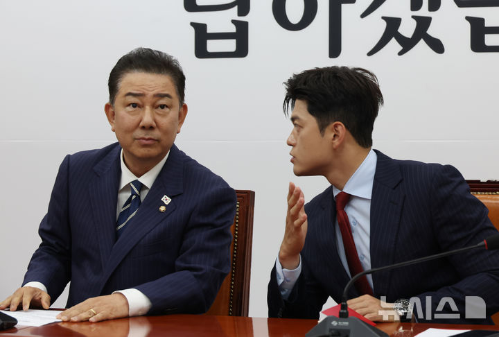 [서울=뉴시스] 고승민 기자 = 김병기 더불어민주당 원내대표와 김용태 국민의힘 비상대책위원장이 17일 서울 여의도 국회에서 만나 대화하고 있다. 2025.06.17. kkssmm99@newsis.com