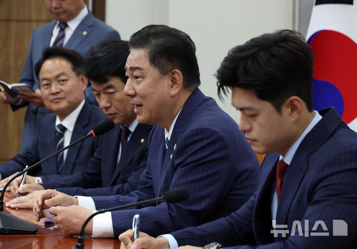 [서울=뉴시스] 고승민 기자 = 김병기 더불어민주당 원내대표가 17일 서울 여의도 국회에서 김용태 국민의힘 비상대책위원장을 만난 자리에서 인사말을 하고 있다. 2025.06.17. kkssmm99@newsis.com