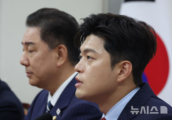[서울=뉴시스] 고승민 기자 = 김용태 국민의힘 비상대책위원장이 17일 서울 여의도 국회에서 김병기 더불어민주당 원내대표를 접견한 자리에서 인사말을 하고 있다. 2025.06.17. kkssmm99@newsis.com