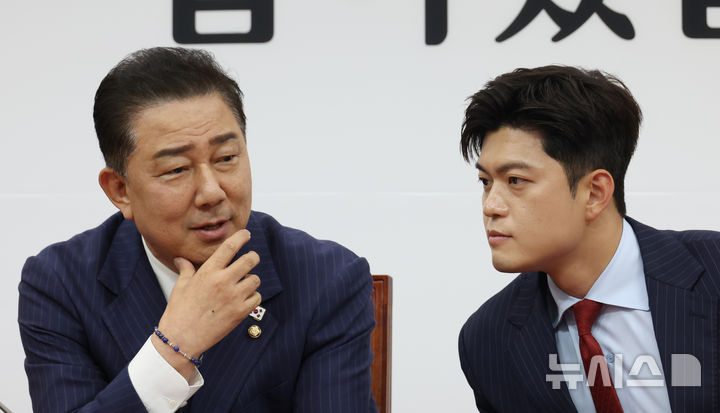 [서울=뉴시스] 고승민 기자 = 김병기 더불어민주당 원내대표와 김용태 국민의힘 비상대책위원장이 17일 서울 여의도 국회에서 만나 대화하고 있다. 2025.06.17. kkssmm99@newsis.com